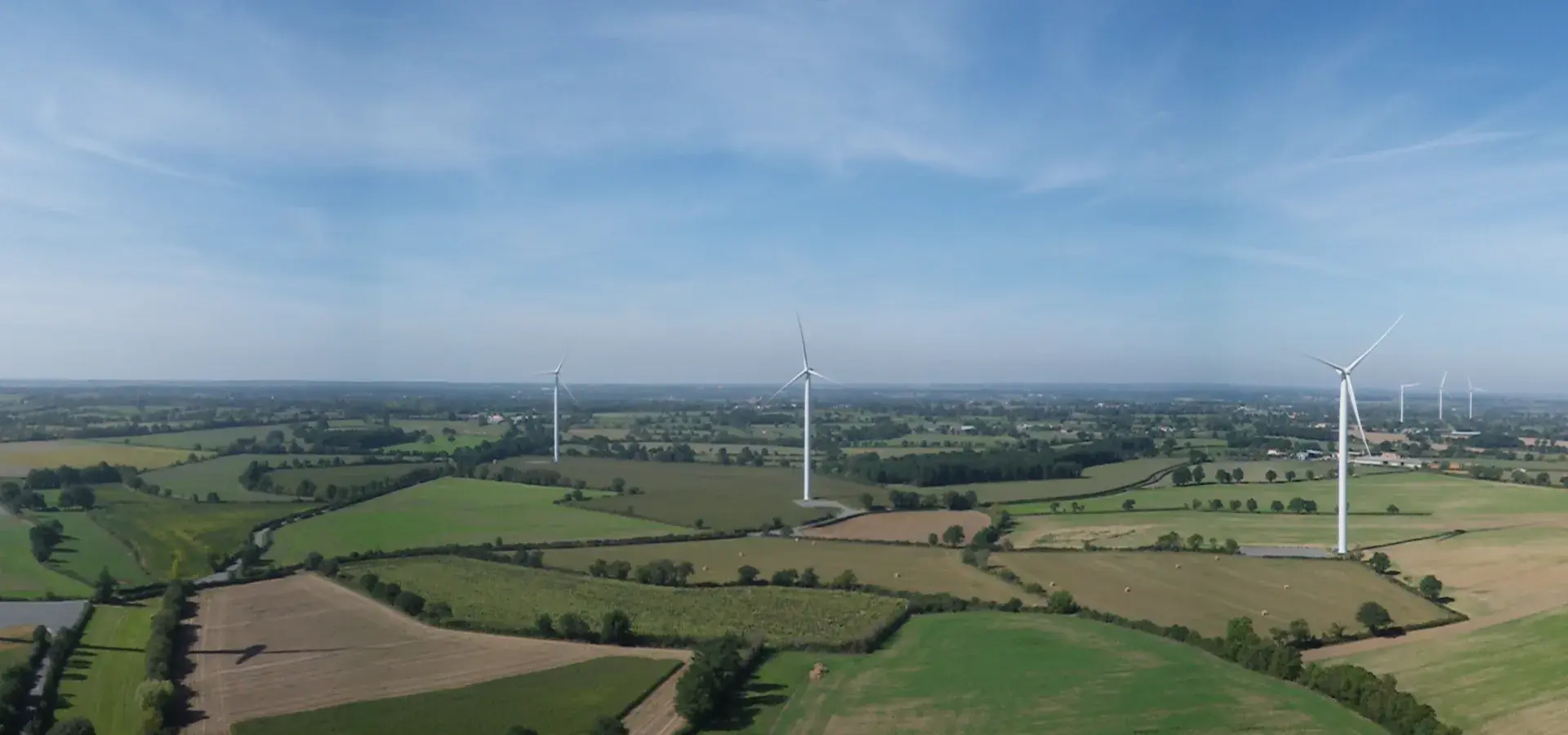Vue panoramique du parc éolien de Coulonges exploité par Boralex dans les Deux-Sèvres, France