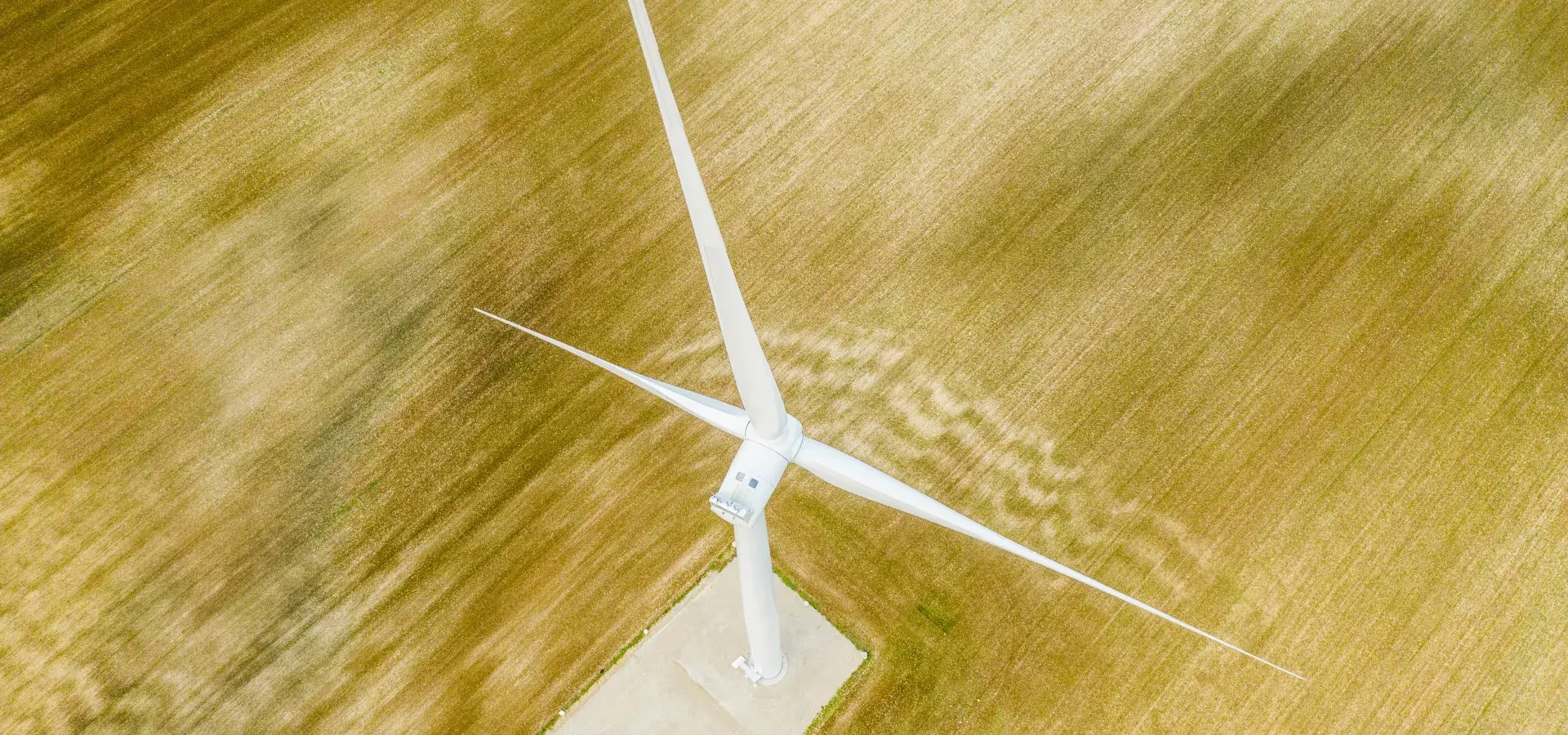 Vue aérienne d'une éolienne installée sur le territoire d'une commune adapté à produire de l'énergie renouvelable