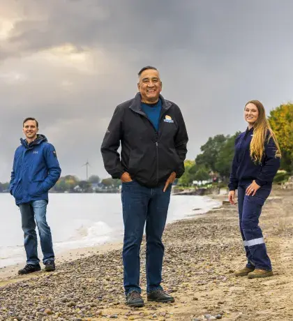 Personnes du milieu devant un parc éolien