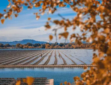 Parc solaire flottant de Peyrolles-en-Provence exploité par Boralex