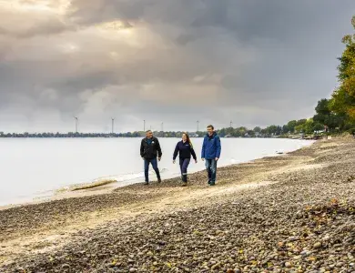 Collaborateurs boralex et personne des Six Nations marchant sur la plage