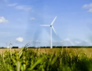 Une éolienne en arrière plan dans la nature