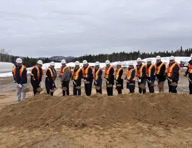 Première pelletée sur le chantier éolien Des Neiges en mars 2026, plus grand chantier éolien du Canada