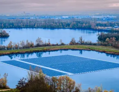 Ilot solaire flottant vue du ciel, parc de solaire de Plaine de Nange dans l'Yonne, développé et construit par Boralex