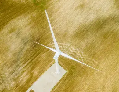 Vue aérienne d'une éolienne installée sur le territoire d'une commune adapté à produire de l'énergie renouvelable