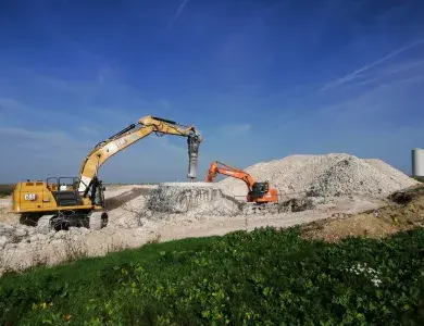 Démantèlement d'une fondation éolienne en France - béton et armature en acier