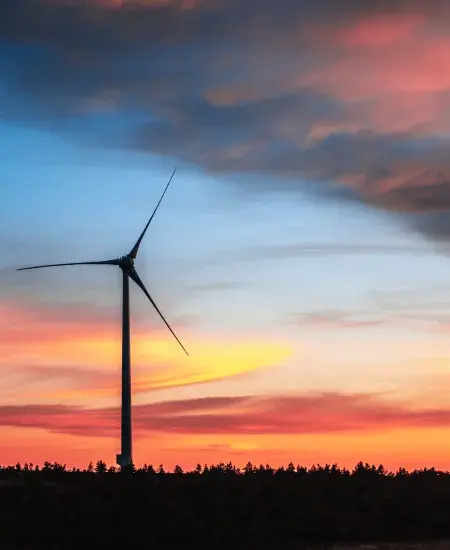 Vue d'une éolienne au couché de soleil, parc éolien de Cham Longe en France