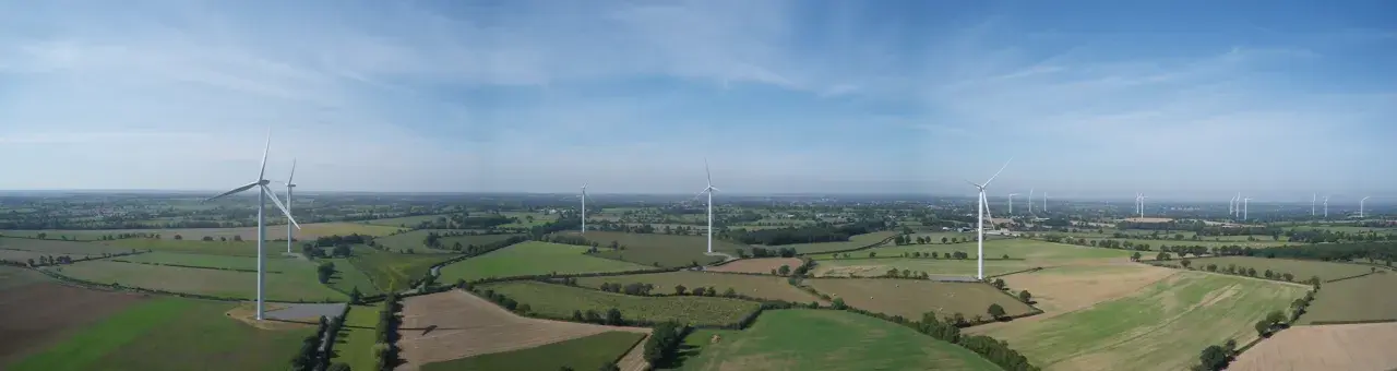 Vue panoramique des éoliennes du parc éolien de Coulonges en France exploité par Boralex