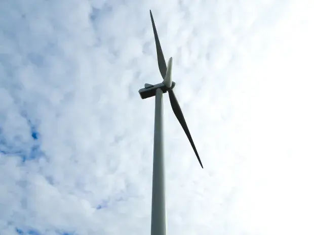 Eolienne du parc éolien de Chemin de grès en France vu du sol