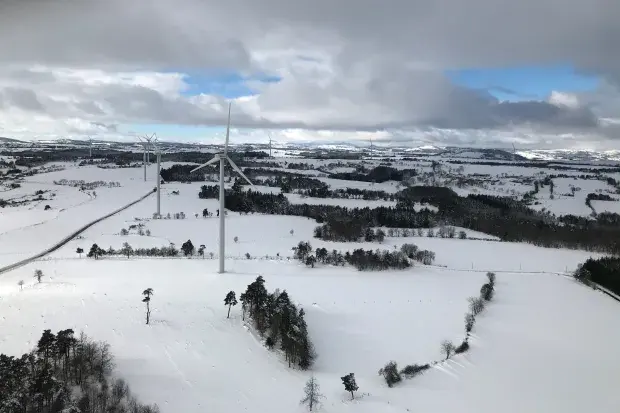 Parc éolien d'Ally-Mercoeur en France, sous la neige