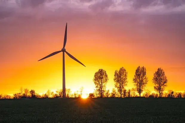 Parc éolien de Chépy dans le nord de la France au couché de soleil