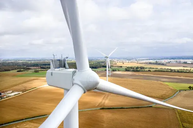 Parc éolien le Pelon transmettant de l'énergie au réseau, vu du ciel