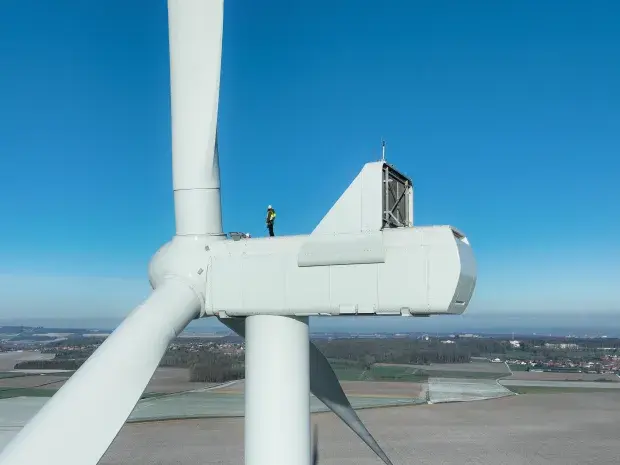 Vue drone d'une éolienne du parc éolien de Helfaut en France