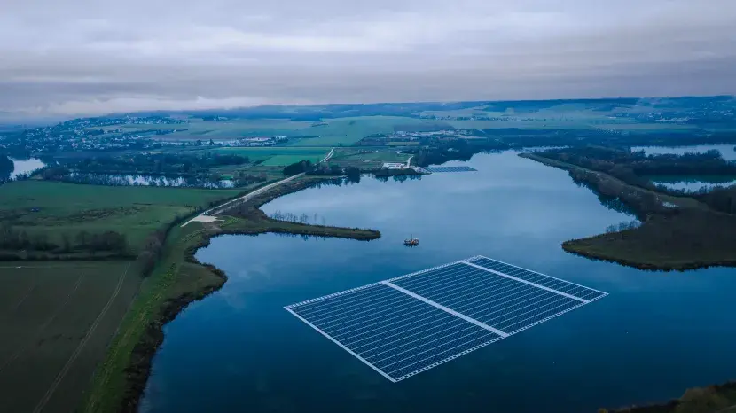 Vue aérienne du parc solaire flottant de Plaine de Nange pendant sa construction