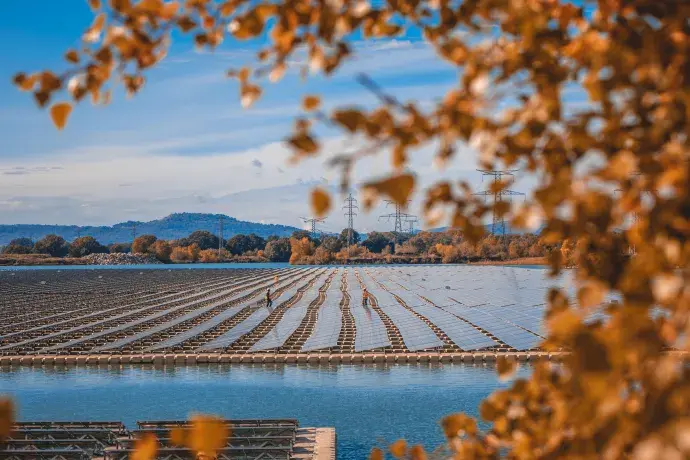 Parc solaire flottant de Peyrolles-en-Provence exploité par Boralex