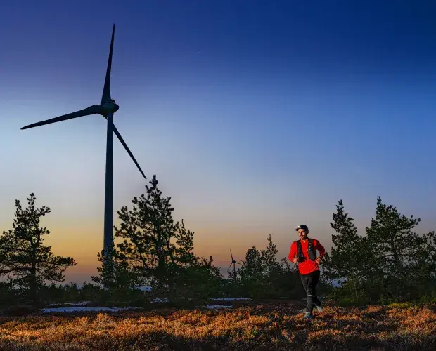Joggeur et éolienne