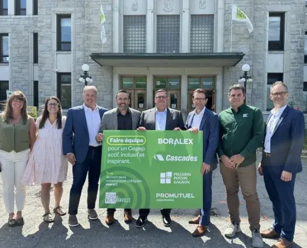 8 personnes devant le cégep de victoriaville